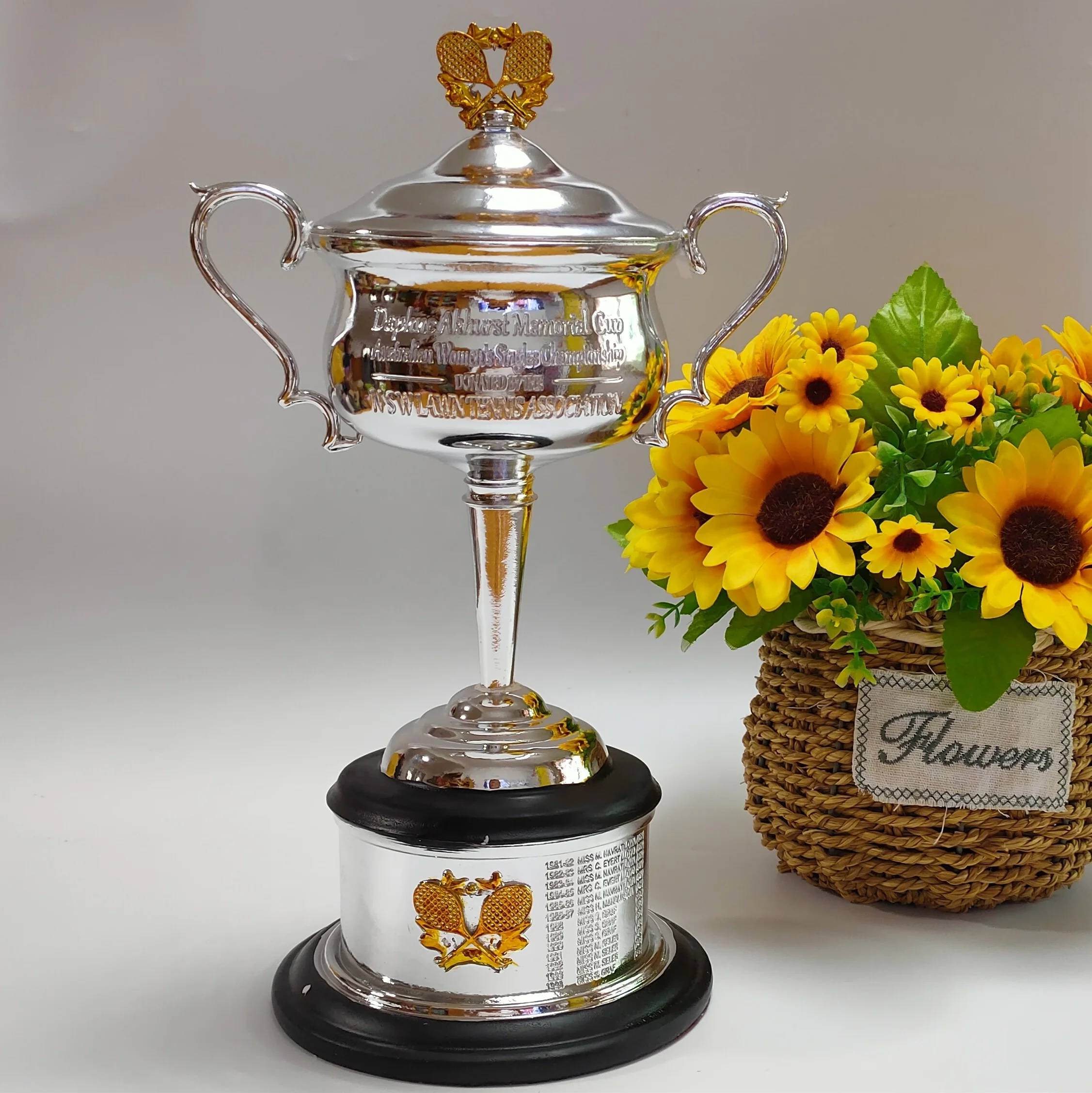 Кубок Открытого чемпионата Австралии по теннису среди женщин Мемориальный кубок Дафны Акхерст 1:1 В натуральную величину Трофей для сбора сувениров