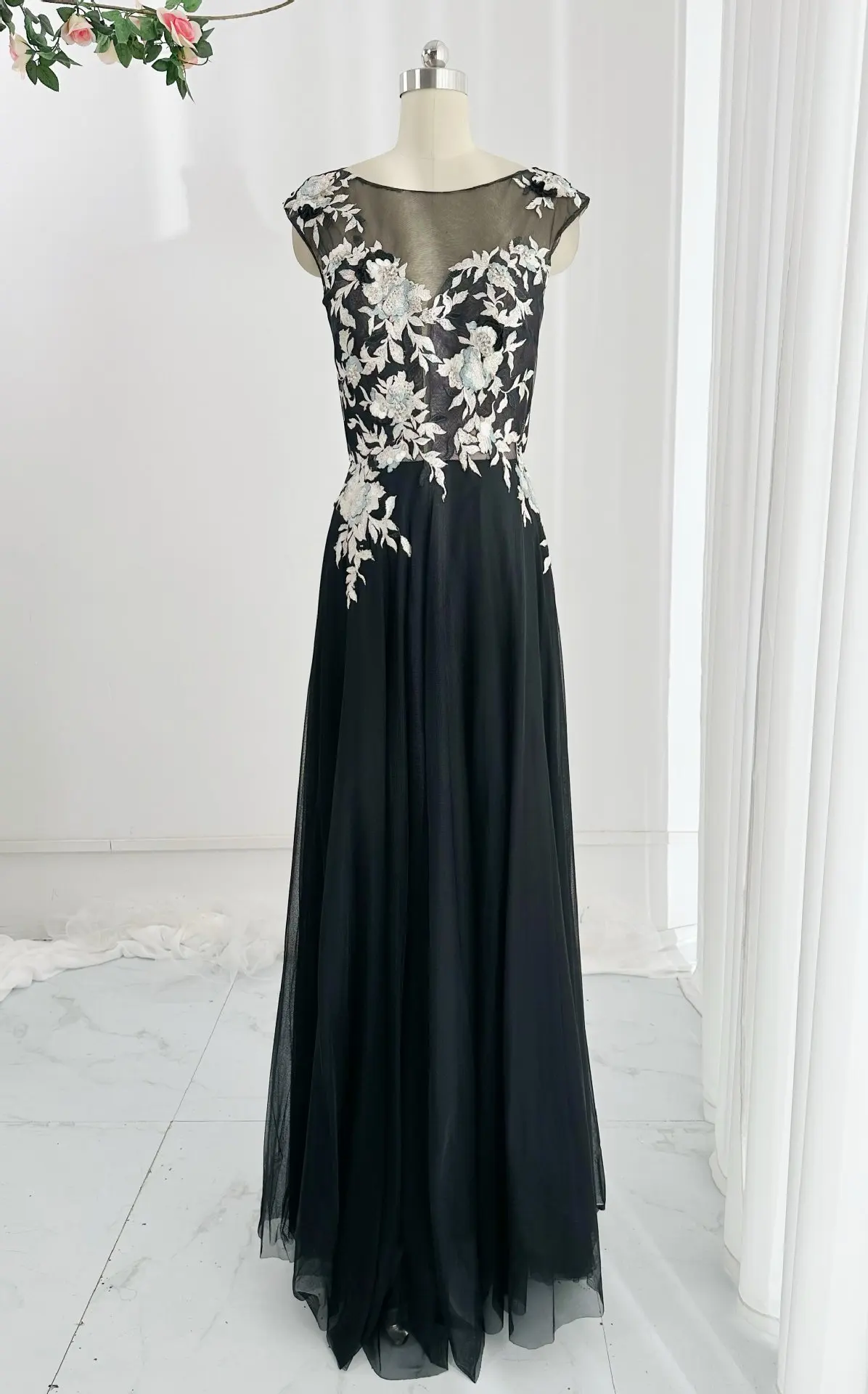 Черное элегантное вечернее платье трапециевидной формы без рукавов, облегающее талию, M2279