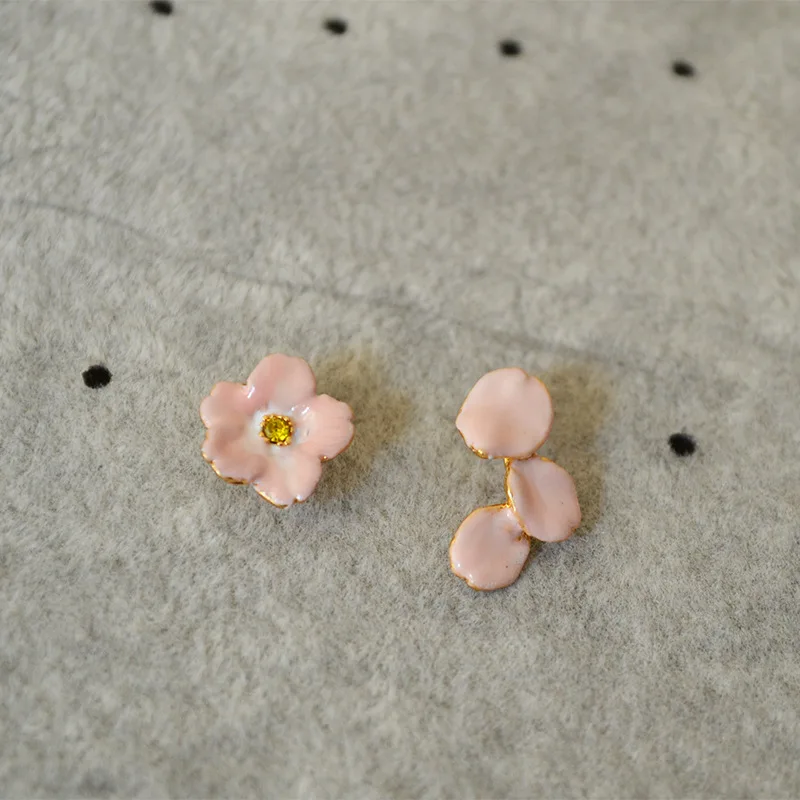 Японский красивый романтический сезон цветения розовой вишни, милые асимметричные серьги с эмалью ручной работы, серьги с серьгами